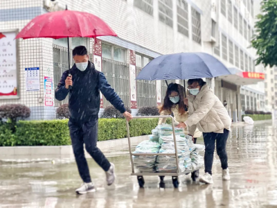 风里雨里，深圳教师守护你！