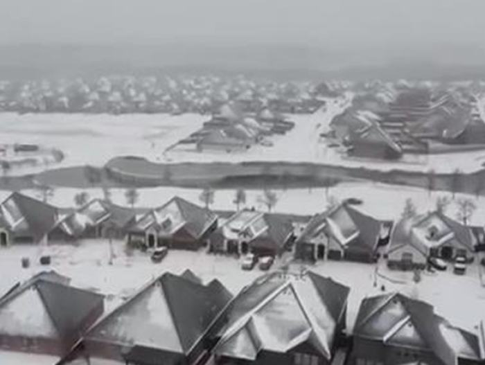 美国多地遭遇暴风雪 超10万用户断电
