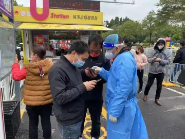 市建筑工务署与中国银行光明支行支援玉律社区开展疫情防控