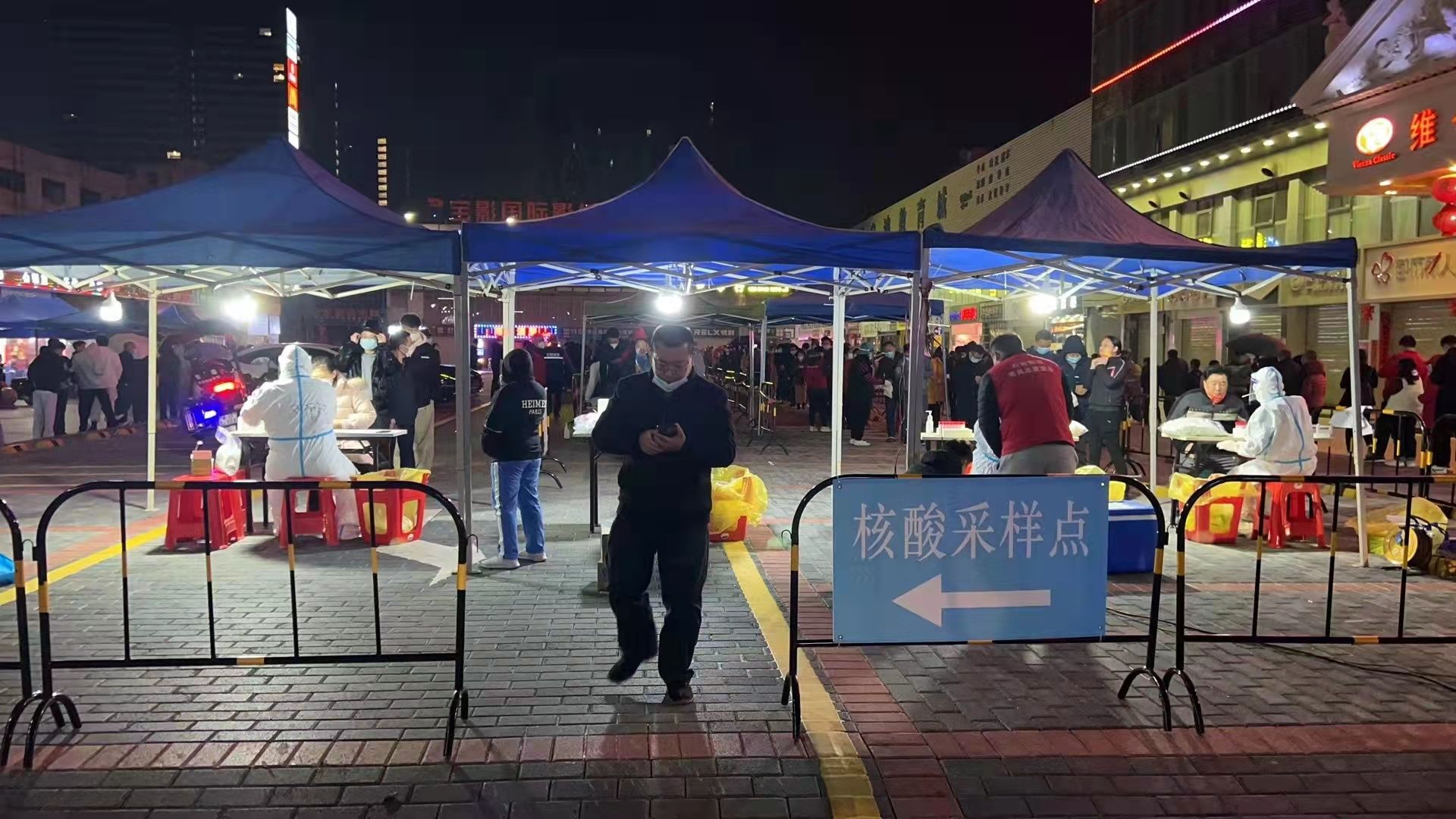 年初一，冒雨披“星”去抗疫