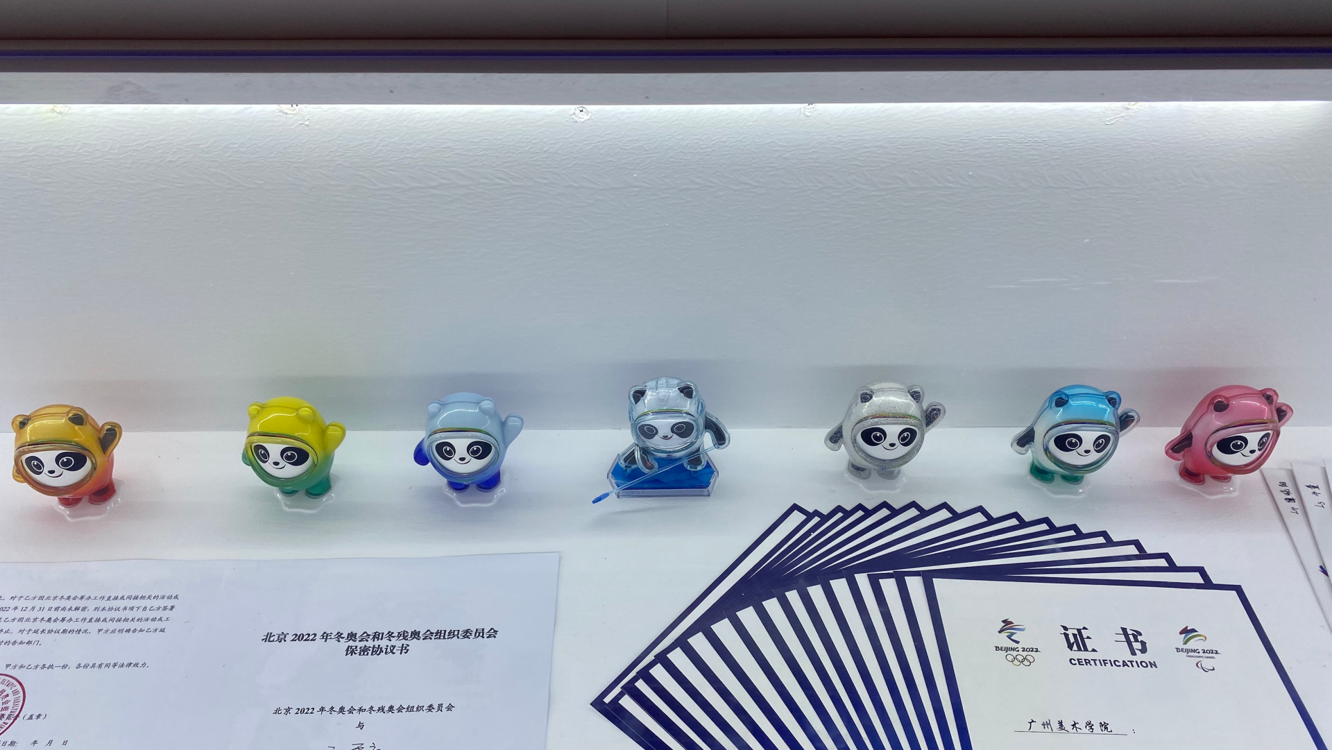 今天，小编和冰墩墩腻歪了一个上午
