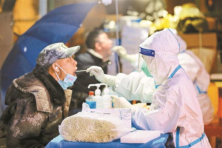 冷雨中坚守！福田区石厦社区篮球场便民核酸采样点的“白衣战士”