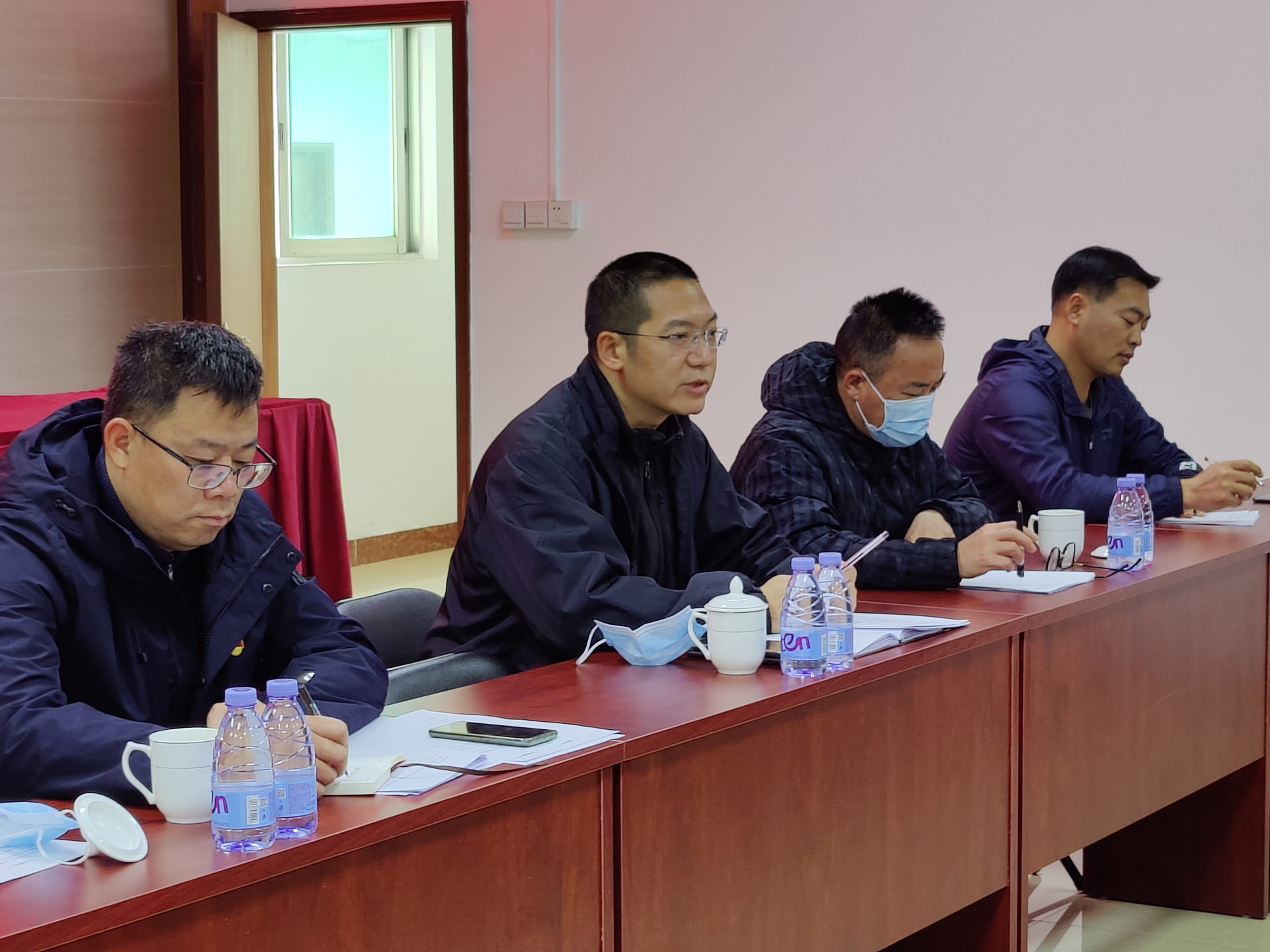 以人为本，执法为民！凤凰街道机关第七党支部开展专题党课教育  