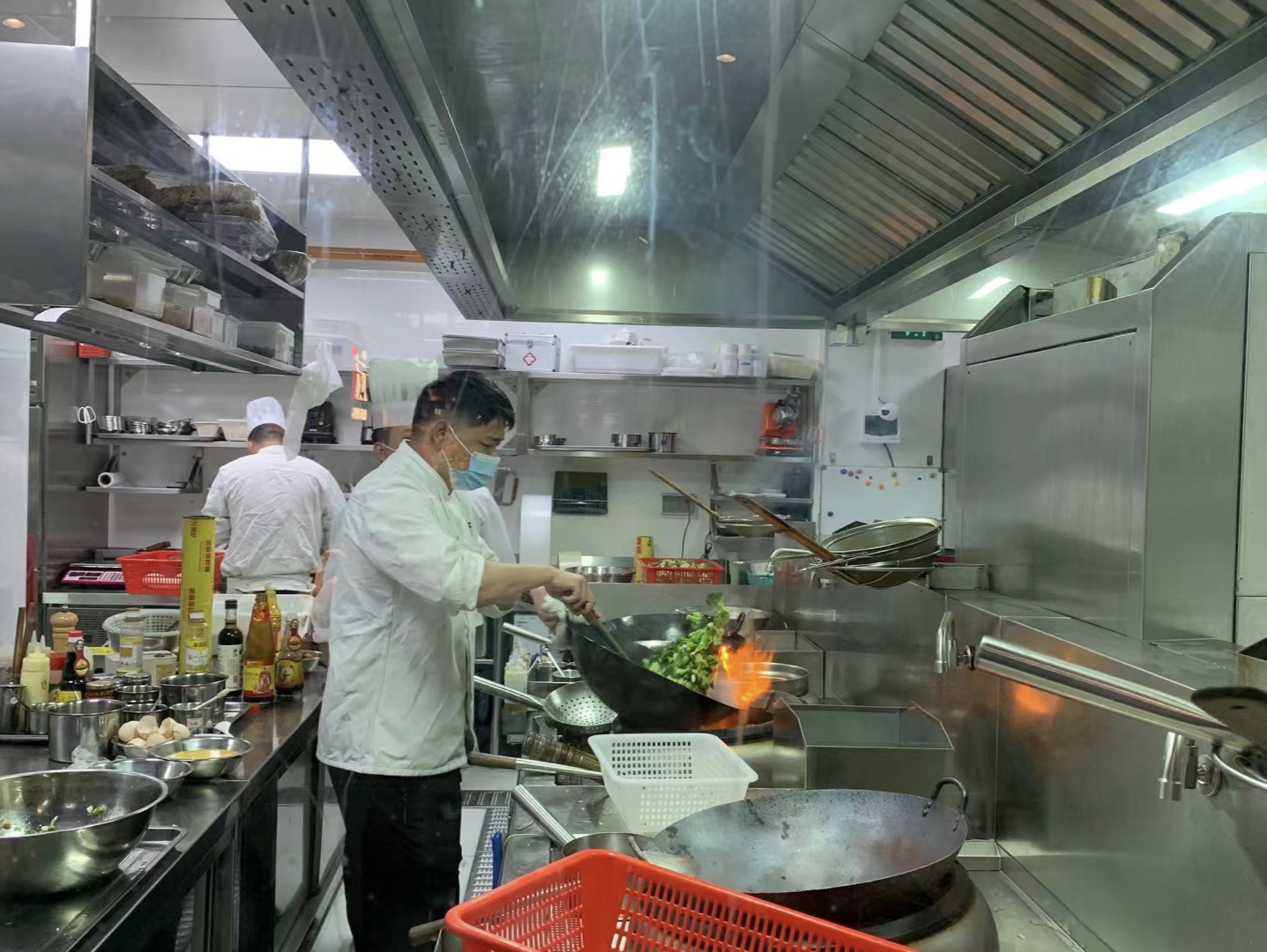 厨房袅袅炊烟 升腾人间温暖  盐田众益家园志愿队为抗疫一线人员打造“爱心厨房”