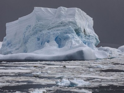 南极康格冰架崩解：与气温偏高、海冰消融及海浪冲击影响有关 