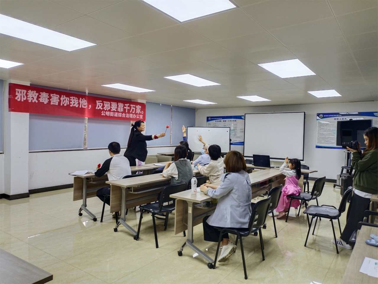 魔术表演揭批邪教假象 公明精心制作线上视频创新反邪宣传模式