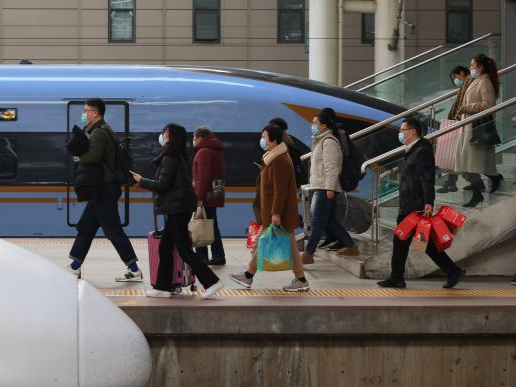 国铁：去年旅客发送量超25亿人，比前年增长16.9%
