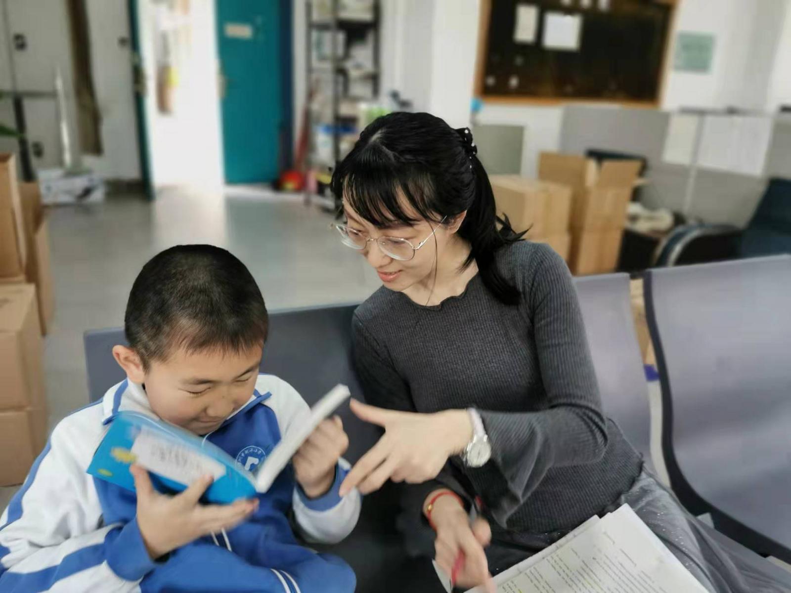 战疫“她”力量 | 罗湖高三女老师带娃住校，校方同事齐相助亲如一家