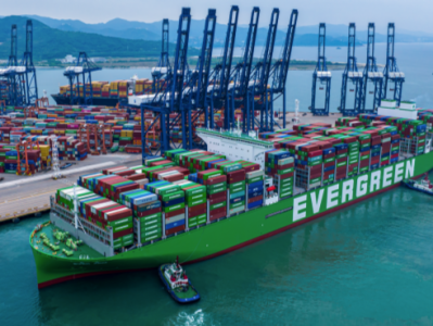 全球最大集装箱船“长为”轮首航盐田 载箱首尾相接可从深圳连到广州