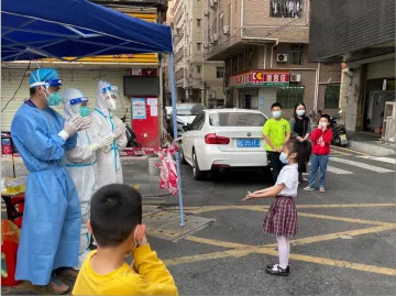 小天使致谢大天使！玉塘街道核酸检测点现“最美舞蹈”  