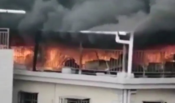 现场视频曝光！福田区自建房突着大火，两男子攀爬外墙水管求生