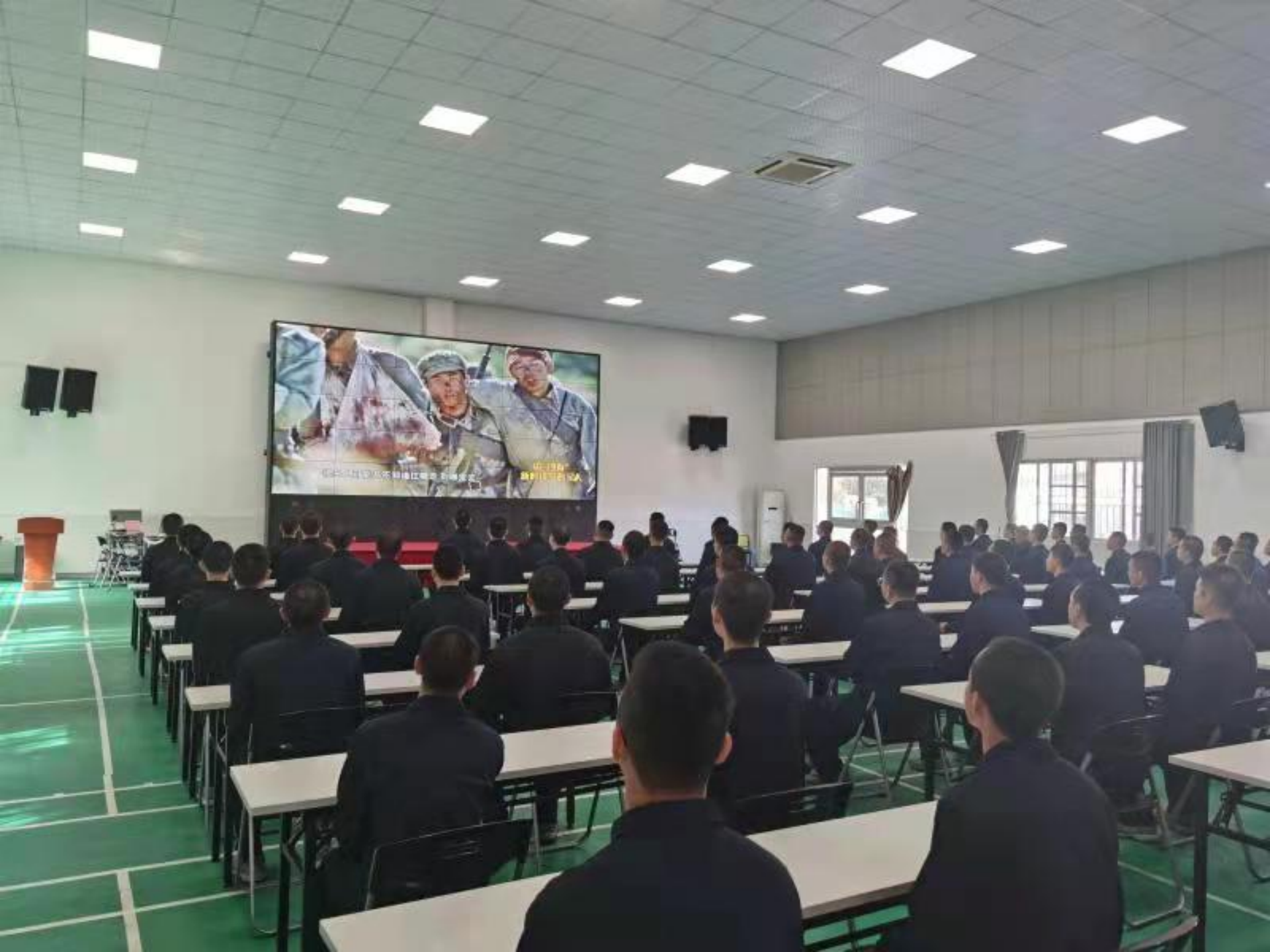 给入伍青年思想“穿军装”，娇气男孩变成热血青年