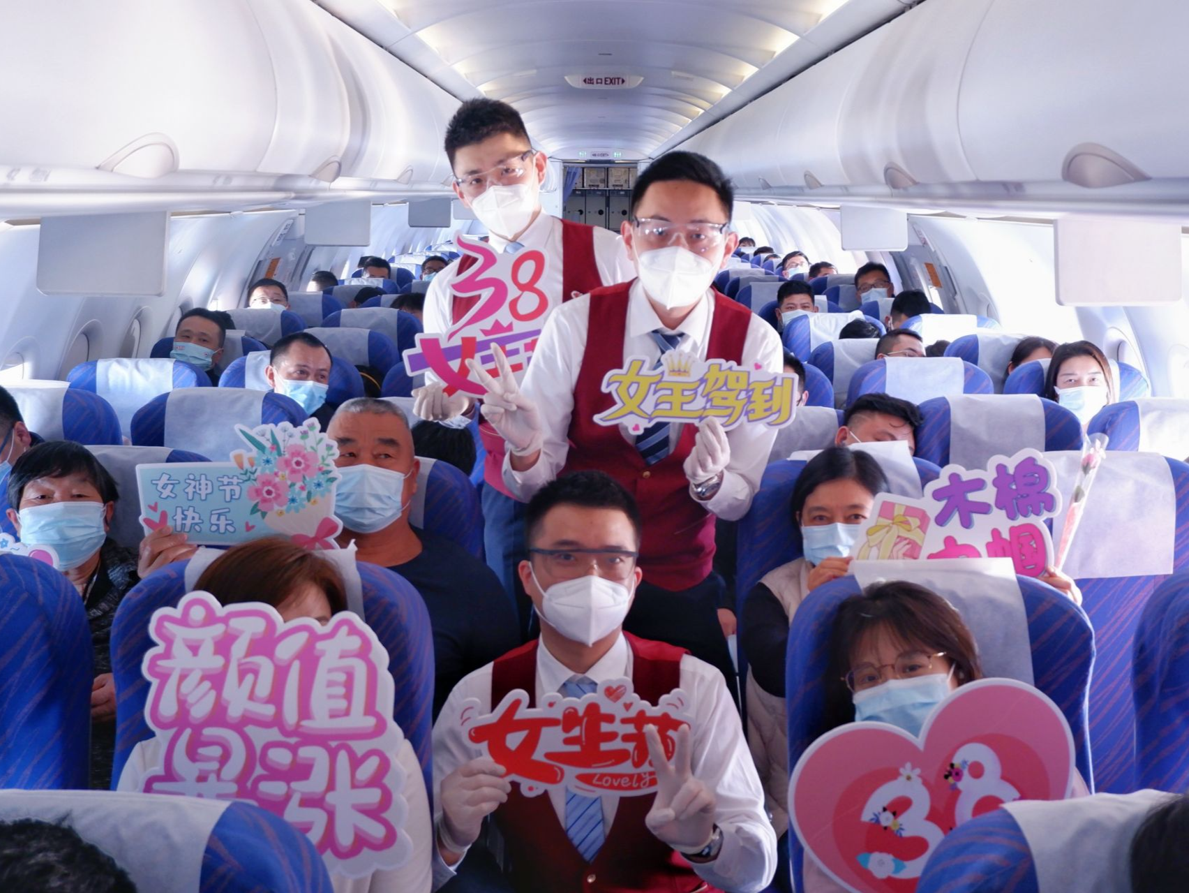 南航“绅士航班”万米高空为女性乘客庆祝三八妇女节