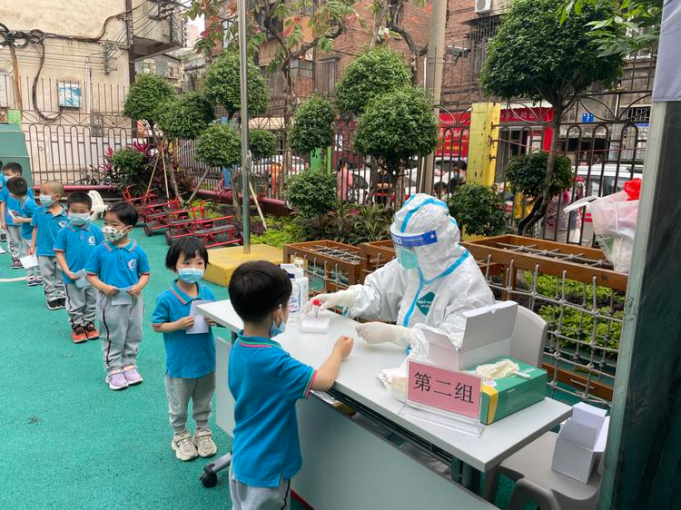 佛山禅城医护人员奋战一线：“群众的理解和支持，总能让劳累烟消云散”