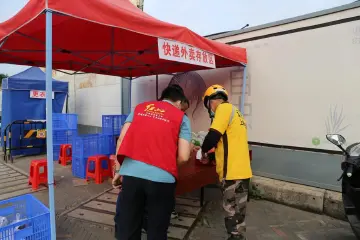 光明街道白花社区：践行雷锋精神 主动投身防疫