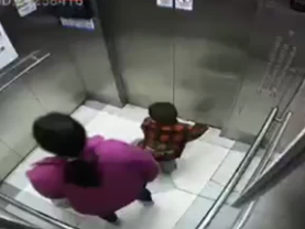 男童手掌卡进电梯门缝，监控记录惊险一幕