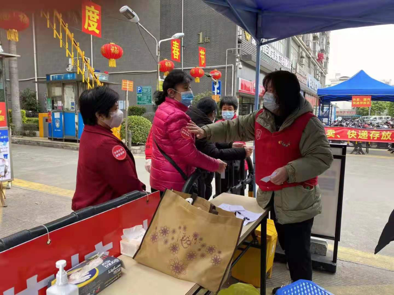 带头上阵齐心抗疫！沙井社区恒源花园小区党员、居民上演“双向奔赴”