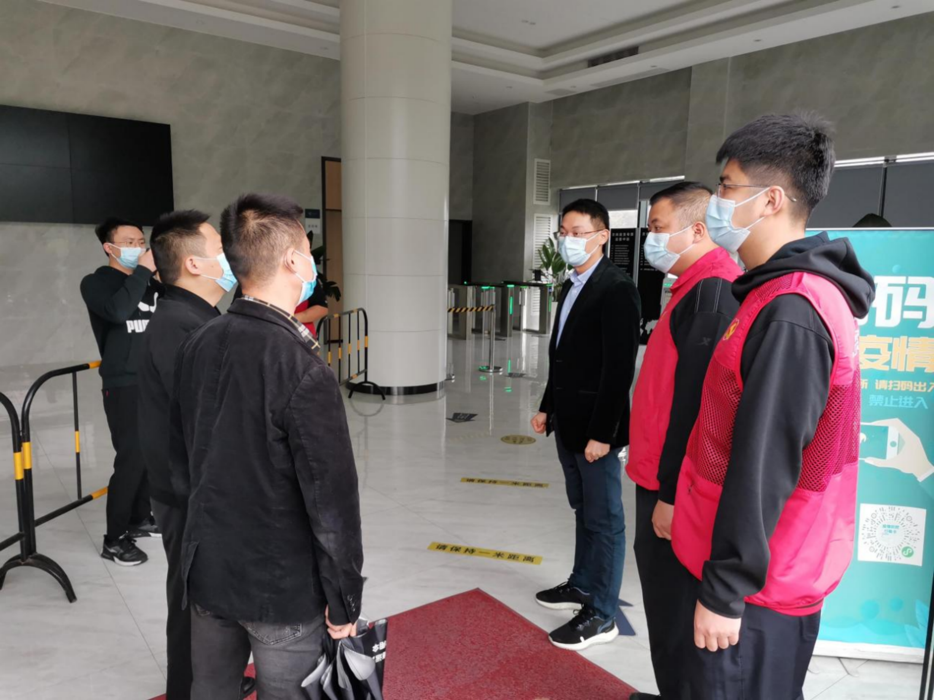 龙城街道开展深港跨境货运企业疫情防控检查