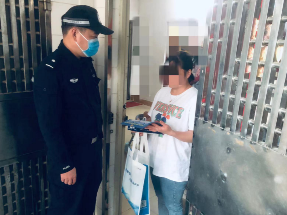  A woman in Shenzhen was cheated by taking out the insurance policy, and the police came to stop her