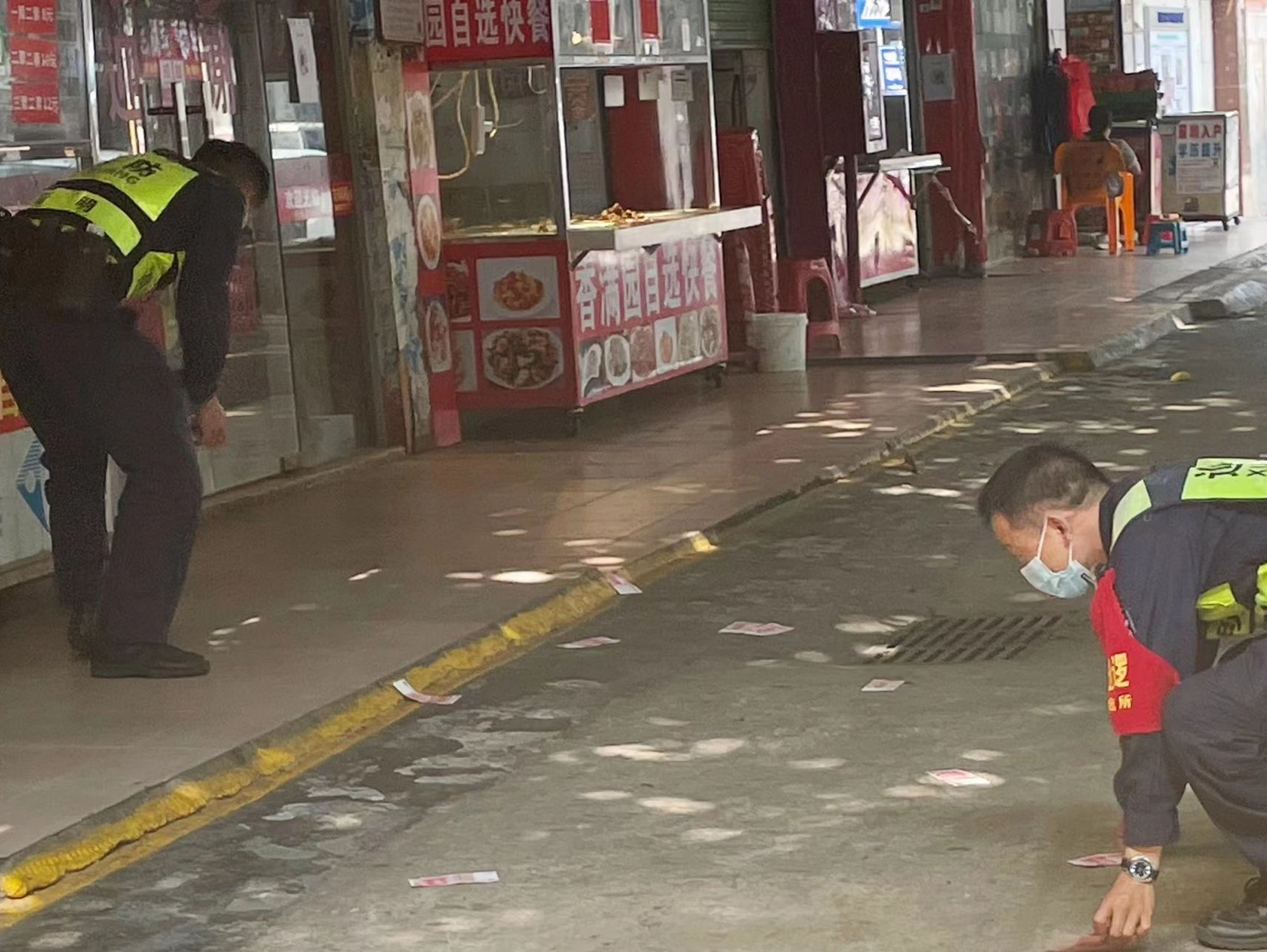 光明男子不慎撒下“钞票雨”，巡防队员捡回“完璧归赵”