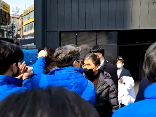 韩国共同民主党党首宋永吉在竞选拉票时遭袭，袭击者已被警方逮捕