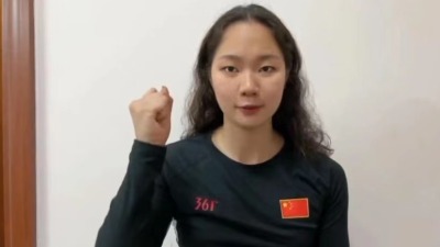 全国游泳锦标赛冠军俞李妍为深圳加油！
