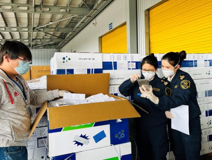 8万多份新冠病毒检测试剂顺利通关发往香港