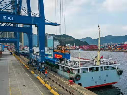 “盐田-香港”中远海运天天班启动，满载748吨重点防疫及民生物资发往香港