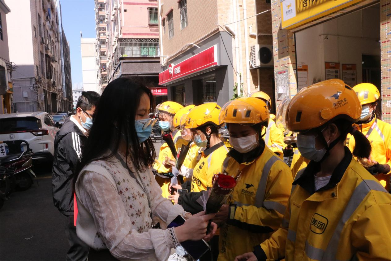 公明街道向新兴领域女性工作者送节日祝福            