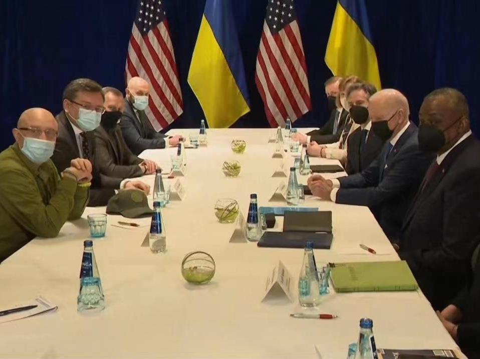 美国总统拜登在波兰会见乌克兰防长和外长
