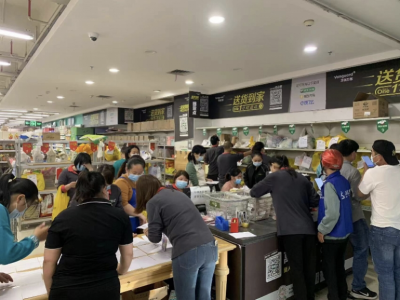记者直击深圳商超店员保供日常：吃住在卖场 拣货走到“瘸”