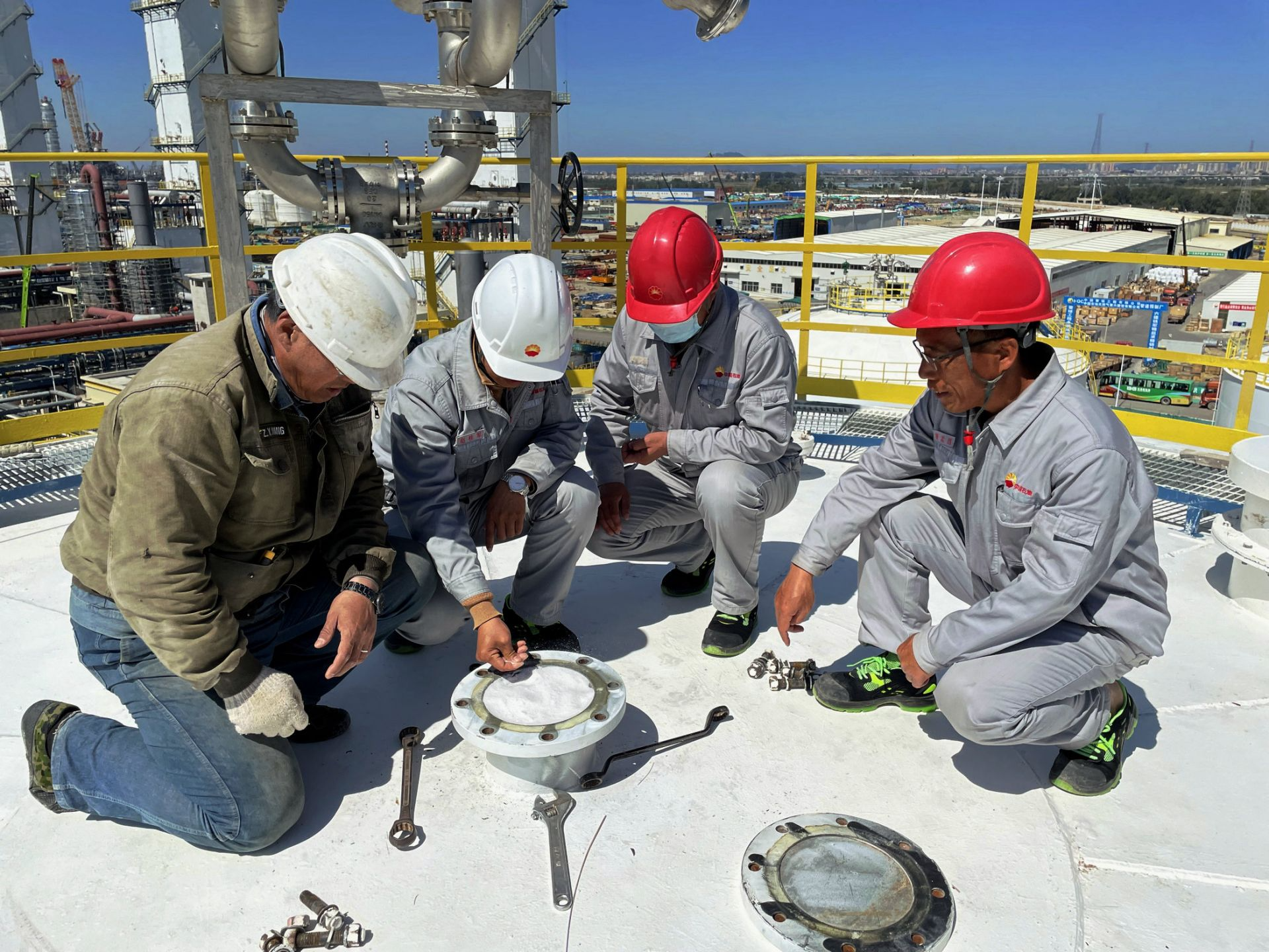 广东石化项目完成国内单座容量最大低温液氮贮槽珠光砂装填