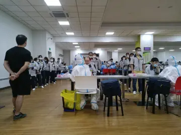 凤凰街道机关第三党支部“抗疫先锋队”织牢防疫管控网