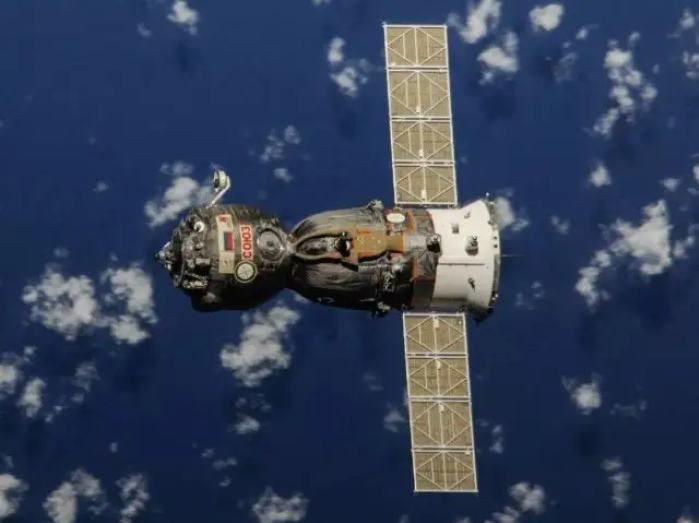 美俄宇航员乘坐俄“联盟”飞船返回地球