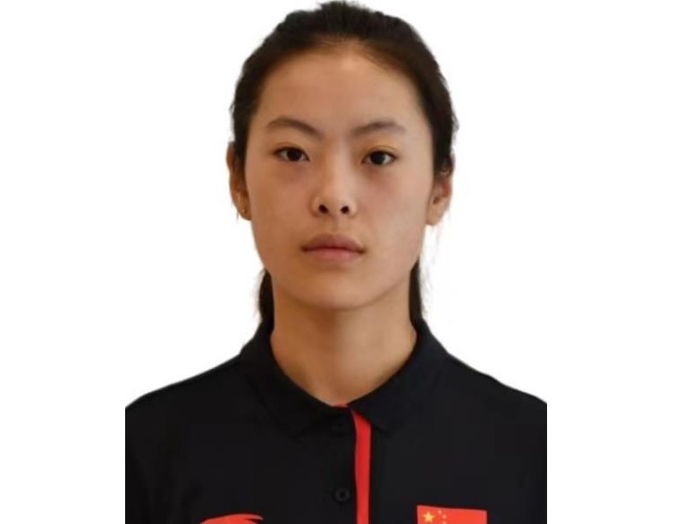 她是中国冬残奥代表团旗手，她是张家口姑娘郭雨洁