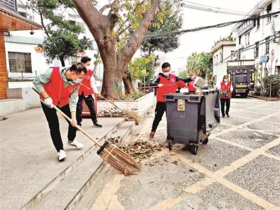 兴围社区  党员志愿者清扫家园