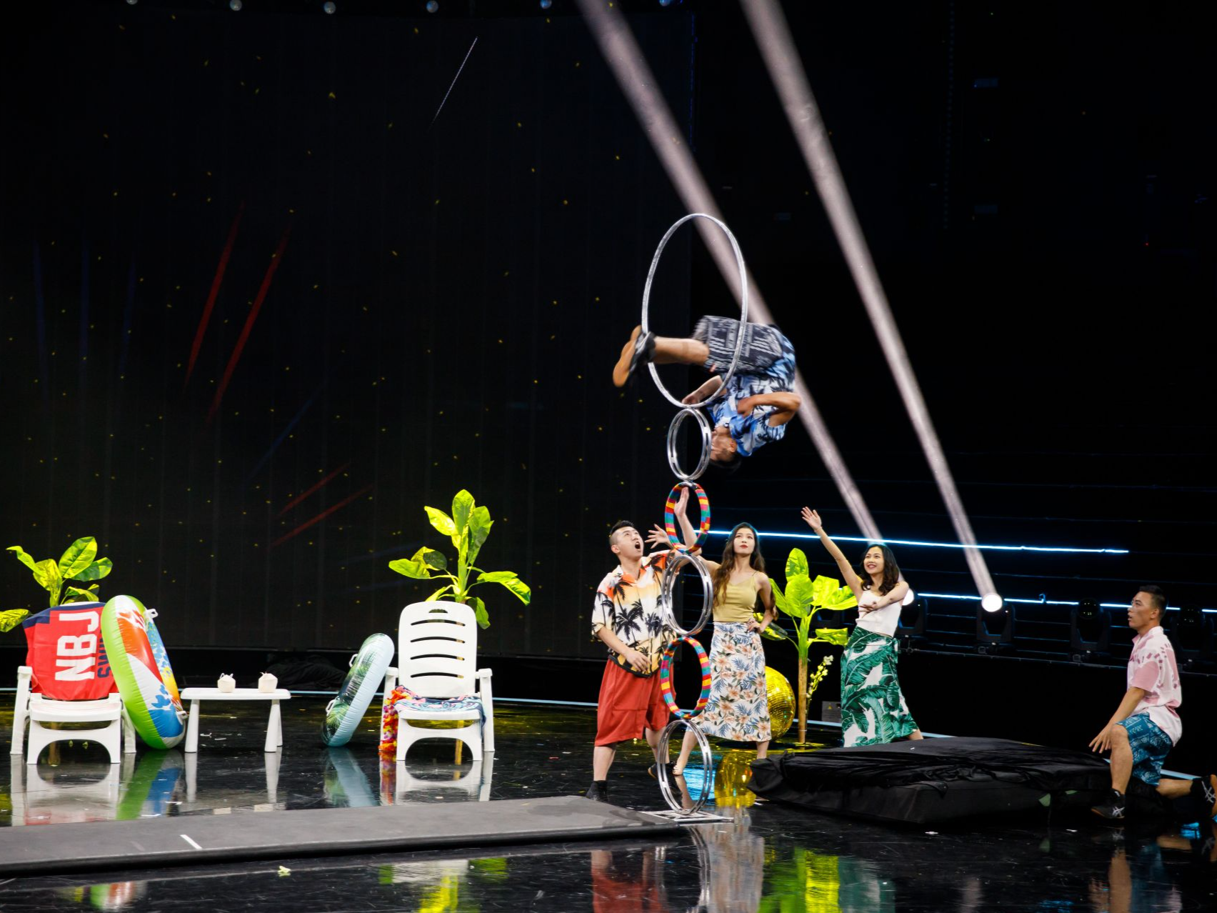 当高空绸吊碰上现代舞，北京姑娘沉浸式舞台治愈人心