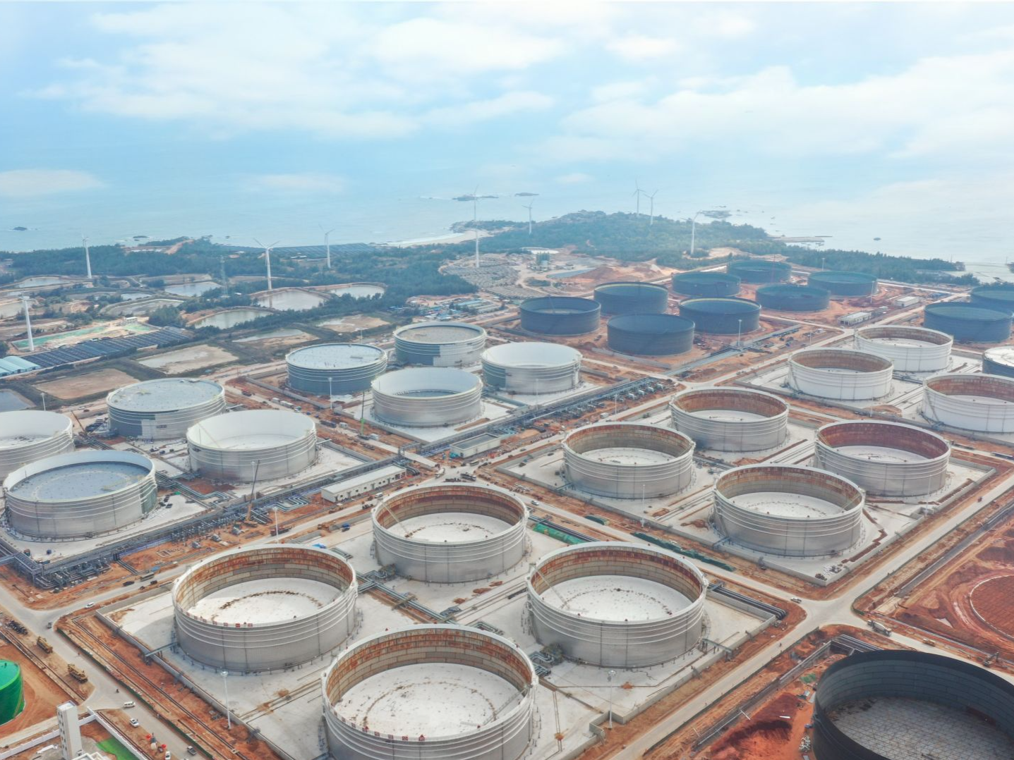 广东石化项目原油商储库机械完工200万立方米