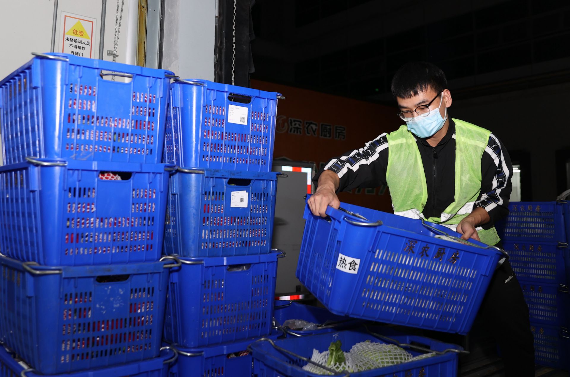 协力同心战疫情 深农厨房全力保障农副产品供应