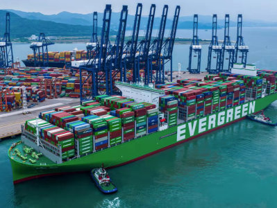 全球最大集装箱船“长为”轮首航盐田港