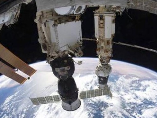 俄飞船携3名宇航员与国际空间站分离，准备返回地球