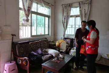 抗疫情，送温暖——光明街道白花社区走访慰问独居老人