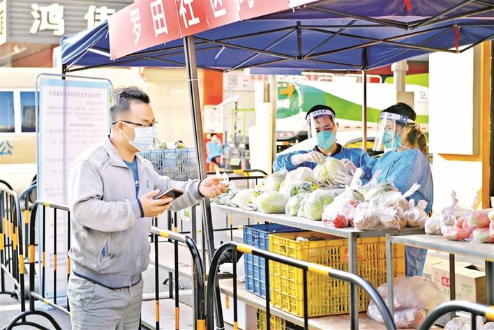 就近设置菜档 热饭送到门口……罗田社区防范区内生活保障到位 