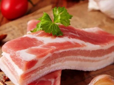 从早到晚舞刀切肉不停歇，深圳肉菜供应充足