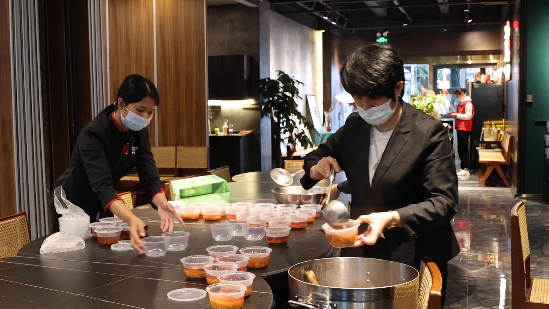 暖胃更暖心！盐田众益家园志愿队为抗疫一线人员打造“爱心厨房”