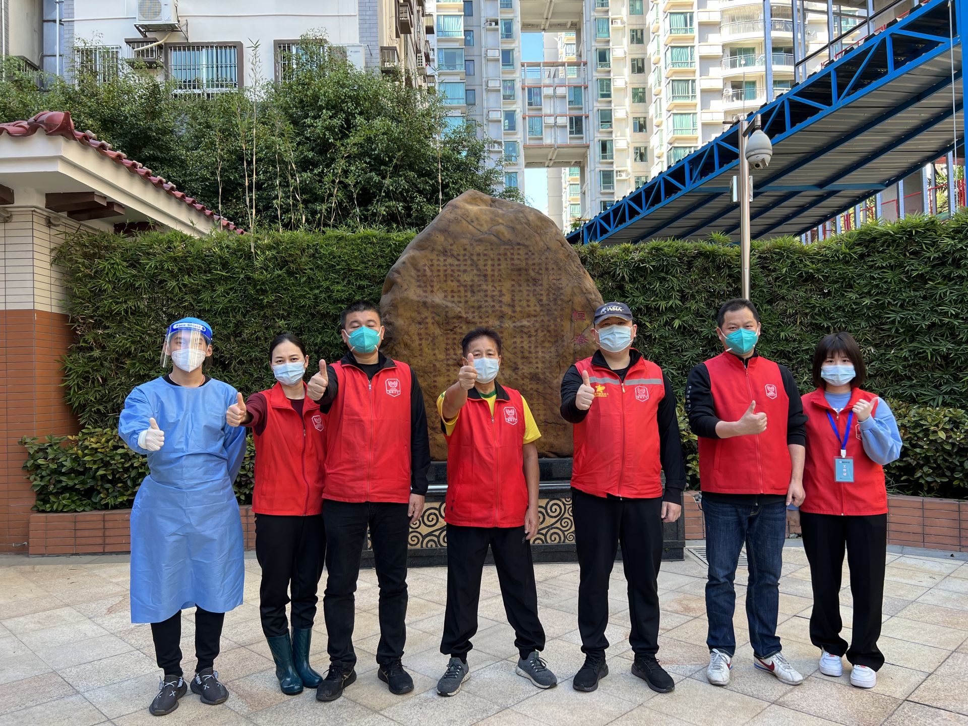 战疫一线可爱“全家桶”：一家三代齐上阵做志愿者