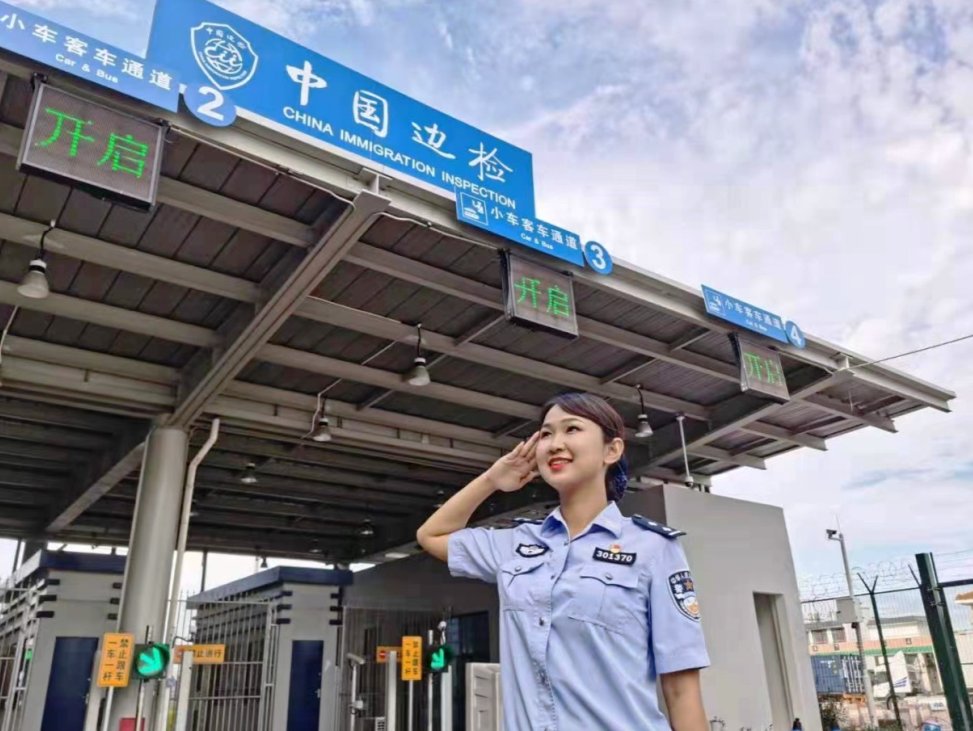 最美“警”色：国门玫瑰别样红