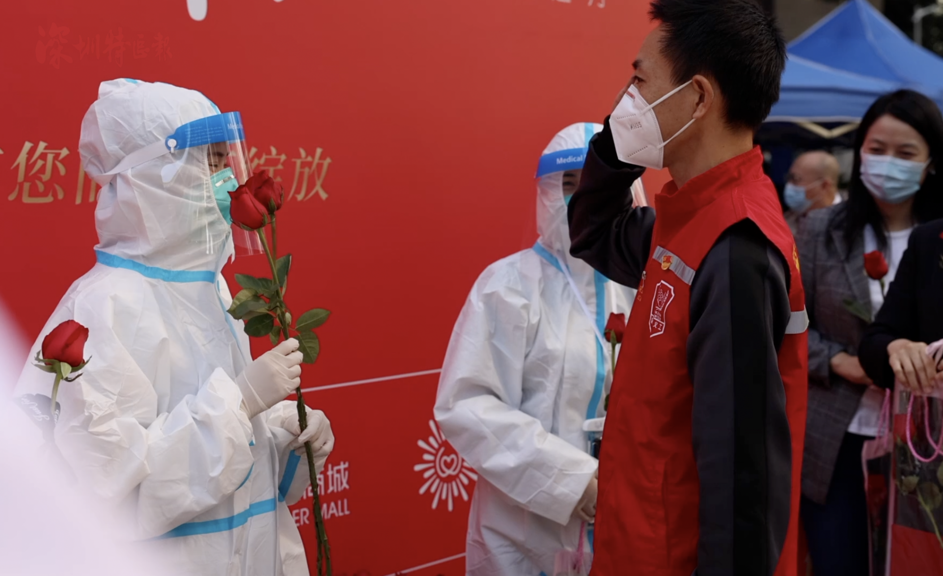 万朵玫瑰送给抗疫一线的“铿锵玫瑰”，致敬了不起的”她力量”