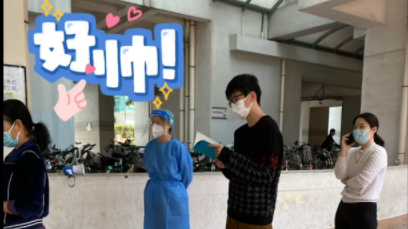 太优秀！深圳小哥边核酸边看书