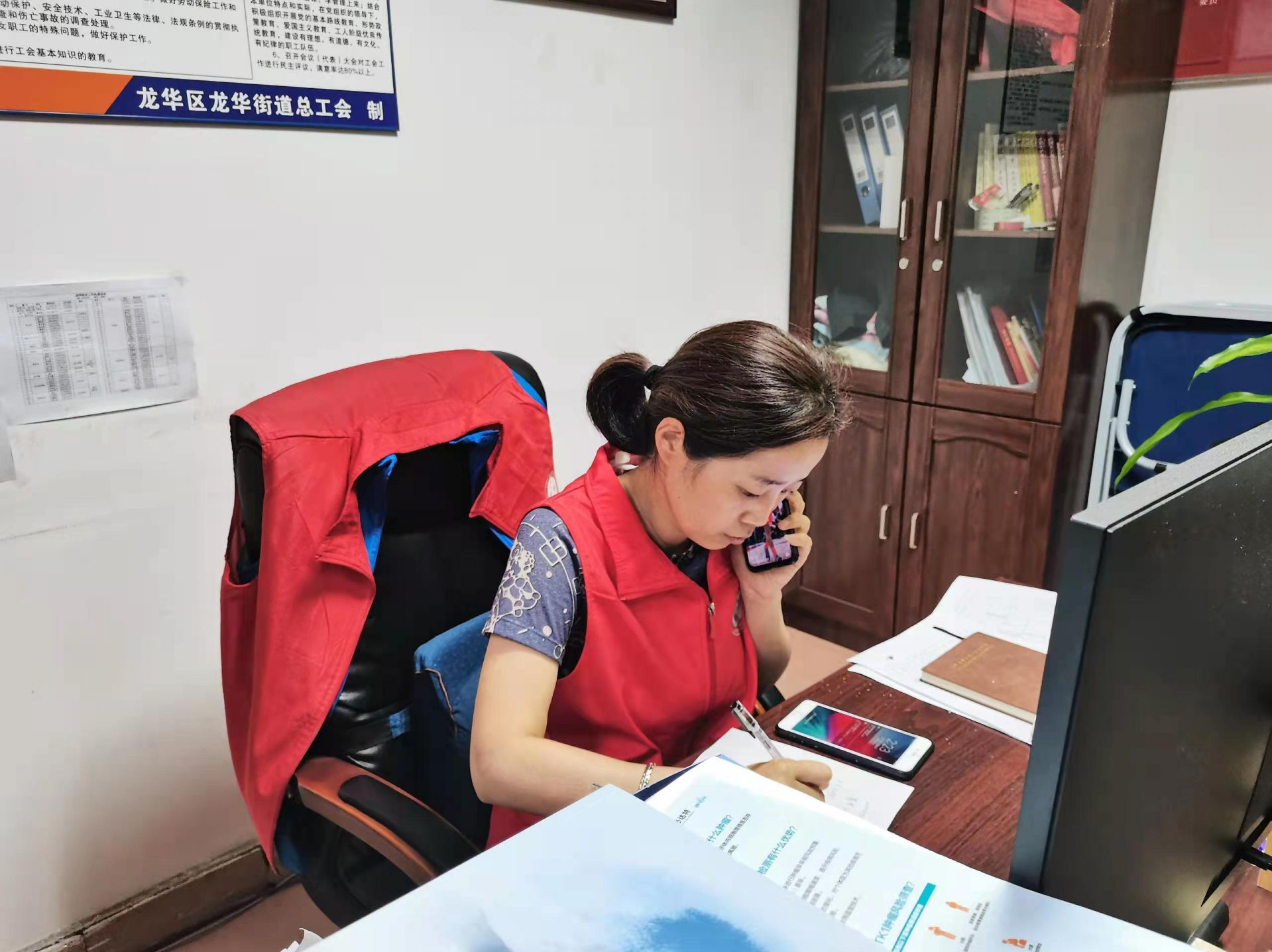 每天耐心回应上百个咨询电话 社区热线员默默守候
